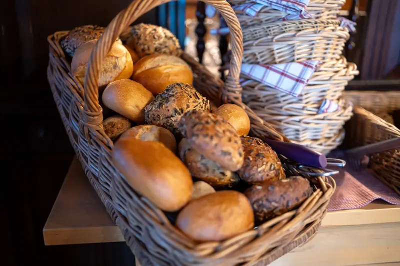 Weidenkorb mit Brötchen und Körnerbrötchen