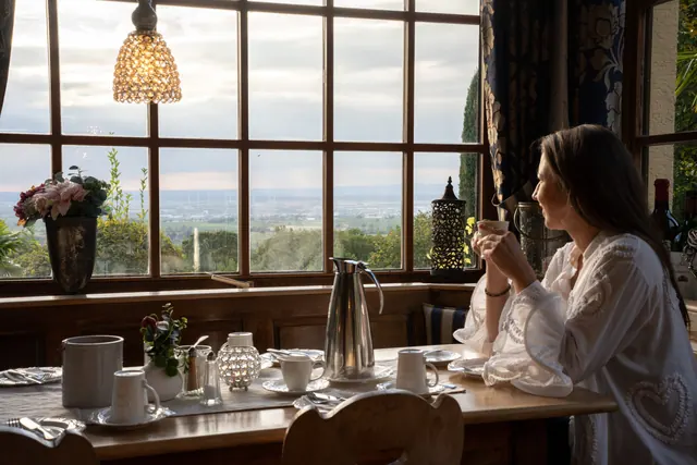 Frühstückstisch am Fenster mit Blick über die Rheinebene