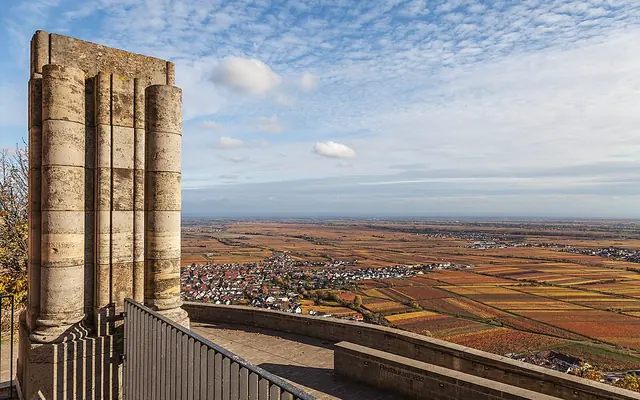 Herbstlicher Blick vom Hambacher Schloss über die Rheinebene