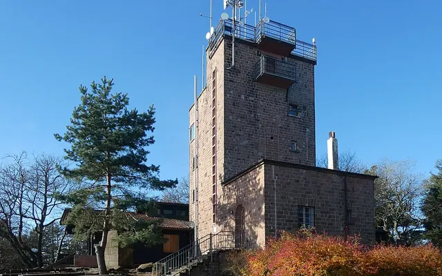 Der Aussichtsturm auf dem Kalmitgipfel