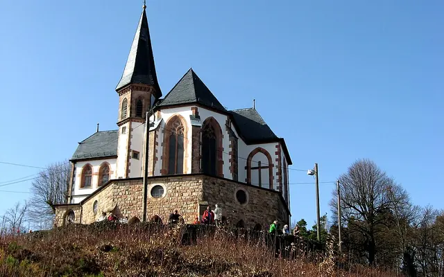 Die St. Anna-Kapelle auf dem bewaldeten Hügel über Burrweiler