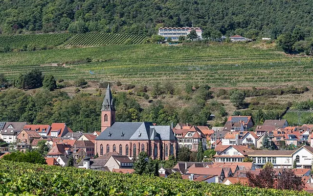 Sankt Martin mit Kirche zwischen den Weinbergen