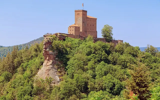 Die Reichsburg Trifels auf ihrem Felsen über Annweiler