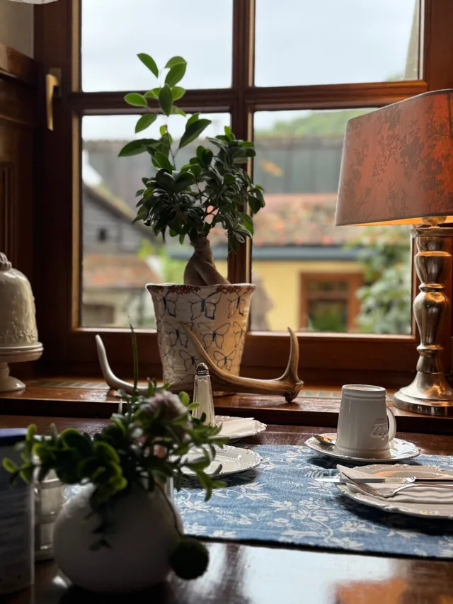 Blick vom Fensterplatz des Frühstücksraums in den Hof des Anwesens