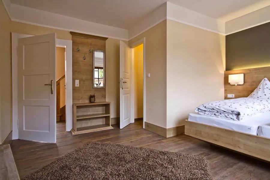 Zimmereingang mit Garderobe