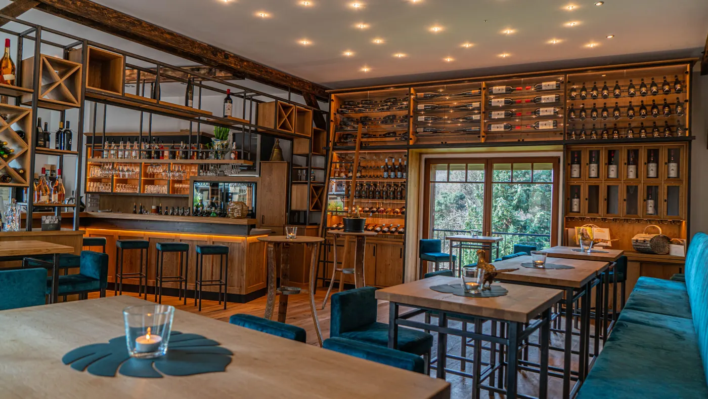 Die Weinlounge 355 NN von innen: Bar, Weinregale und Blick auf die Terrasse