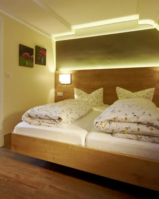 Ein Zimmer im Gutshotel mit Doppelbett und warmem Licht