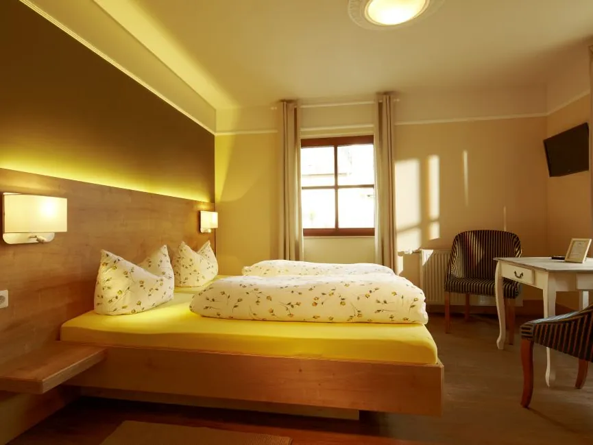 Zimmer im Gutshotel mit Doppelbett unter dem Dach