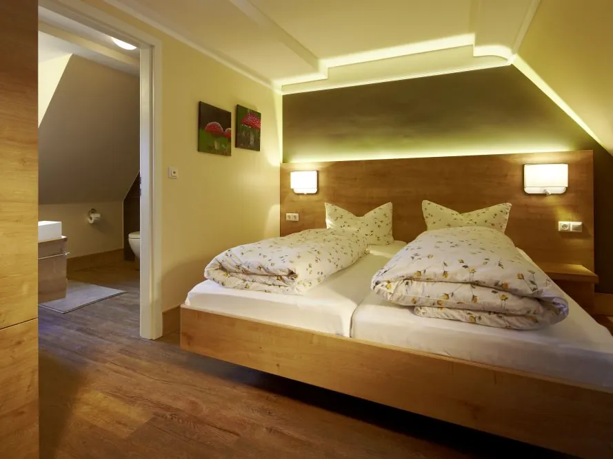 Zimmer im Gutshotel mit Doppelbett und warmem Licht